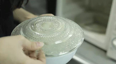 Dùng nắp/đĩa để đậy vào bát lại rồi cho vào lò vi sóng