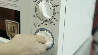 Vặn nhiệt độ lò vi sóng ở mức cao nhất và điều chỉnh thời gian hấp/hâm nóng ở 1 - 2 phút là được