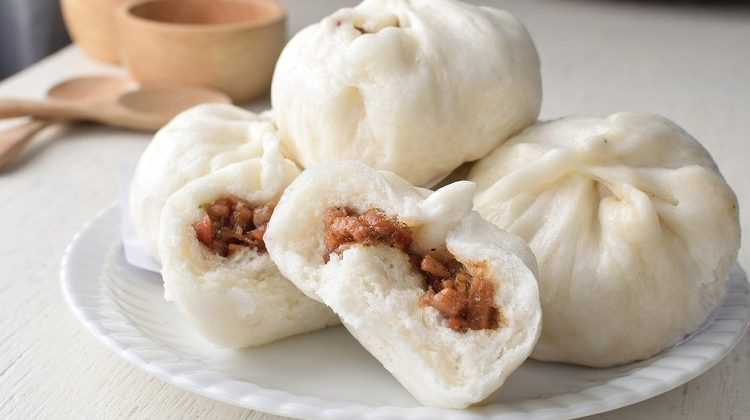 Thành phẩm món bánh bao được hấp bằng lò vi sóng nóng hổi