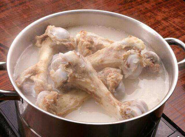 Hầm xương ống làm lẩu rươi