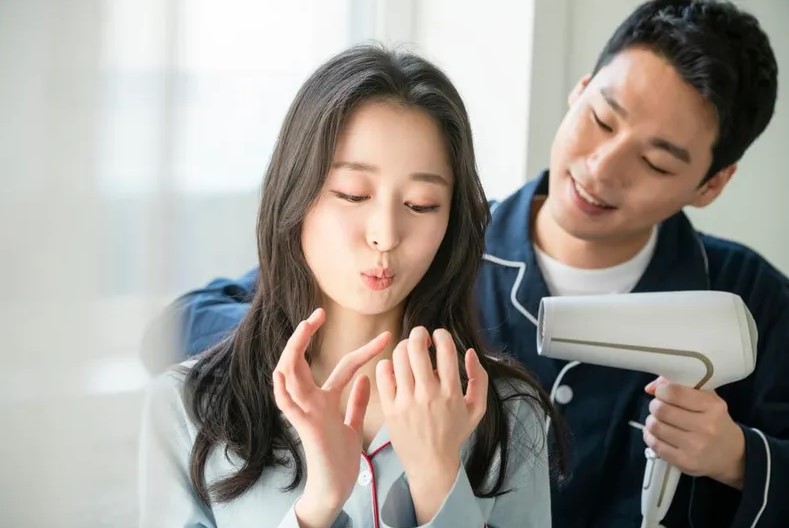 Cách sấy tóc cho người yêu