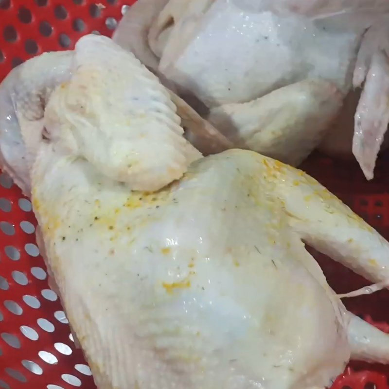 Ướp thịt gà với bột nghệ