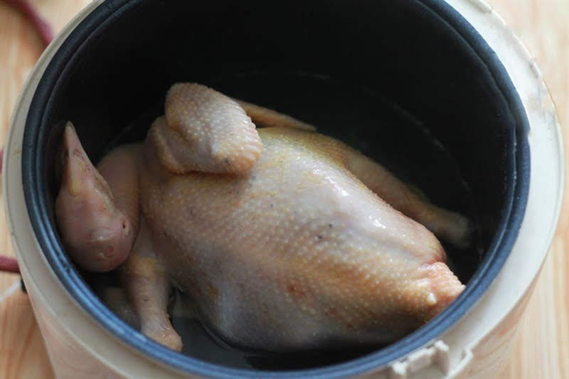 Luộc gà bằng nồi cơm điện