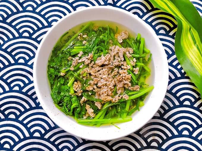 Canh cải cúc nấu thịt nạc