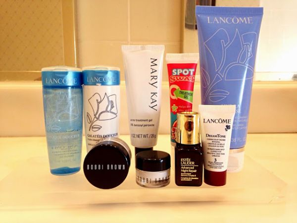 Mỹ phẩm có được mang lên máy bay không?