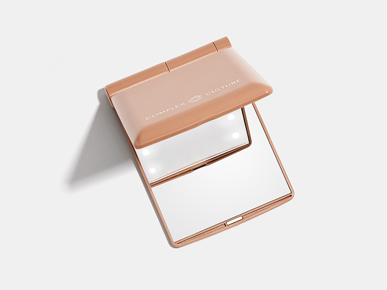 Gương soi có được mang lên máy bay không?