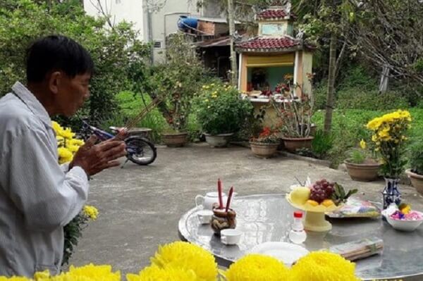 Mâm cúng rằm tháng Giêng ngoài trời