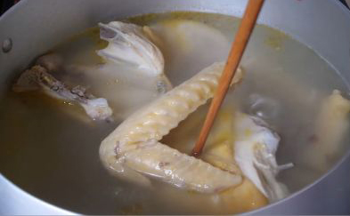 Nấu nước dùng gà