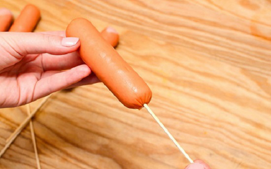 Dùng xiên tre để xiên qua xúc xích