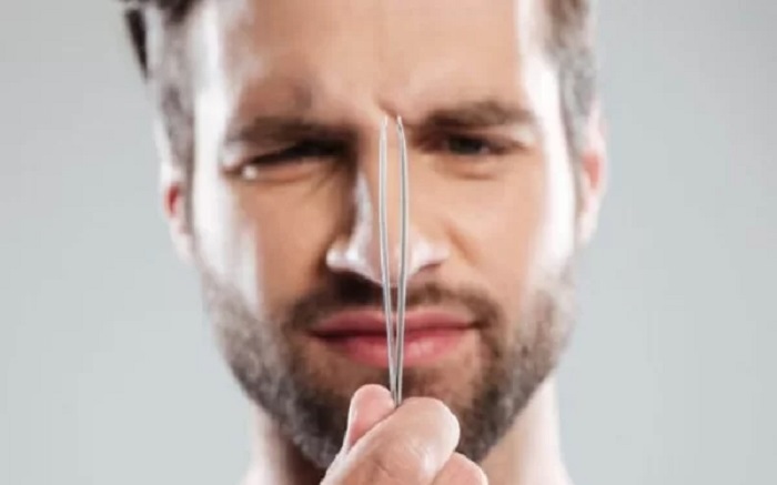 Nhổ râu bằng nhíp có sao không?