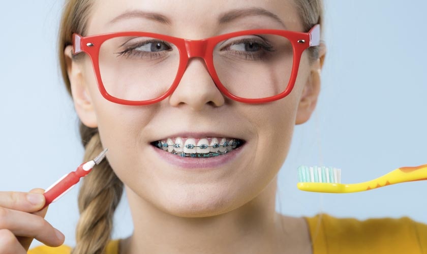 Niềng răng có đánh răng được không?