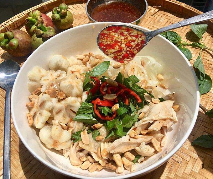 Trộn gỏi gà măng cụt