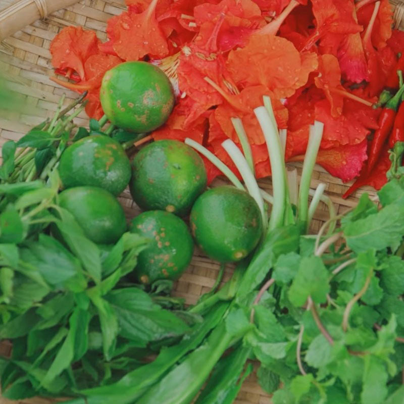 Sơ chế nguyên liệu làm gỏi gà hoa phượng