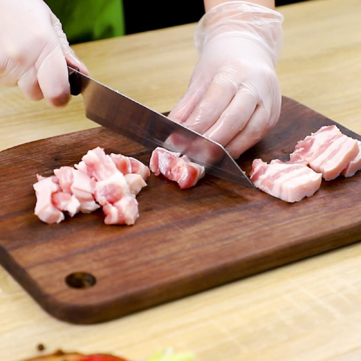 Sơ chế nguyên liệu làm thịt kho mắm ruốc