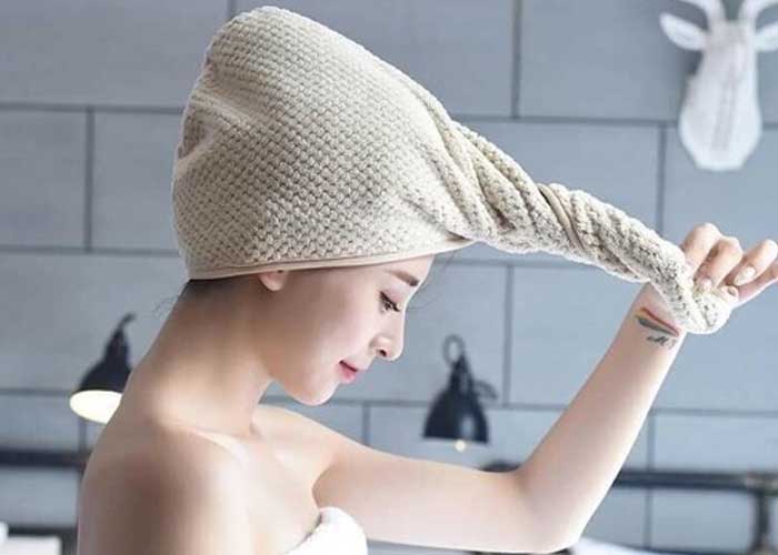 Hướng dẫn cách dùng khăn quấn tóc để làm khô tóc