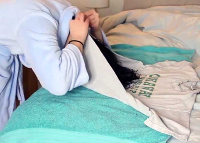 Dùng áo thun để làm tóc nhanh khô