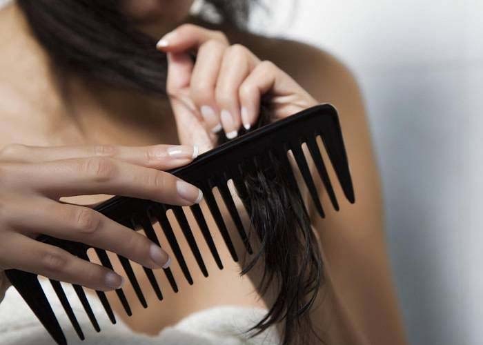Dùng lược răng thưa để làm khô tóc nhanh chóng