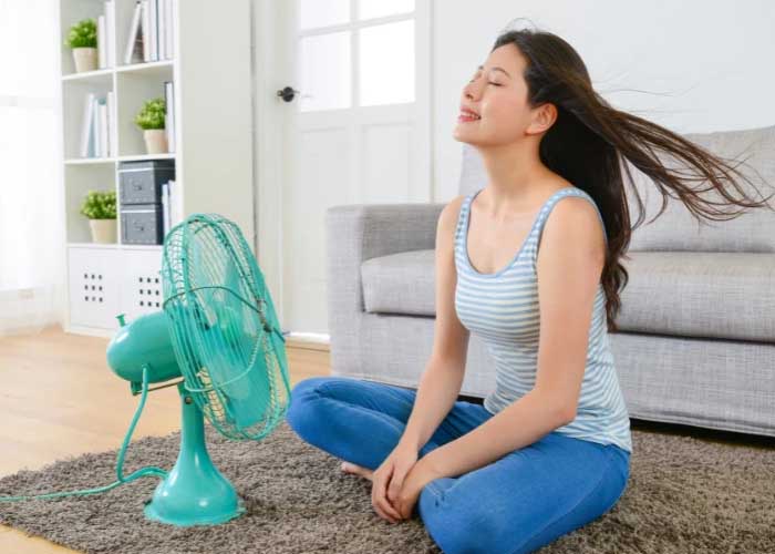 Dùng quạt sấy khô tóc