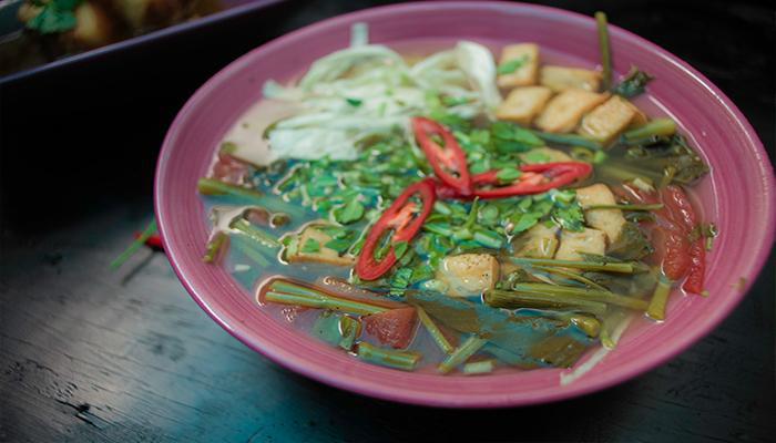 Thành phẩm món rau muống nấu canh chua chay