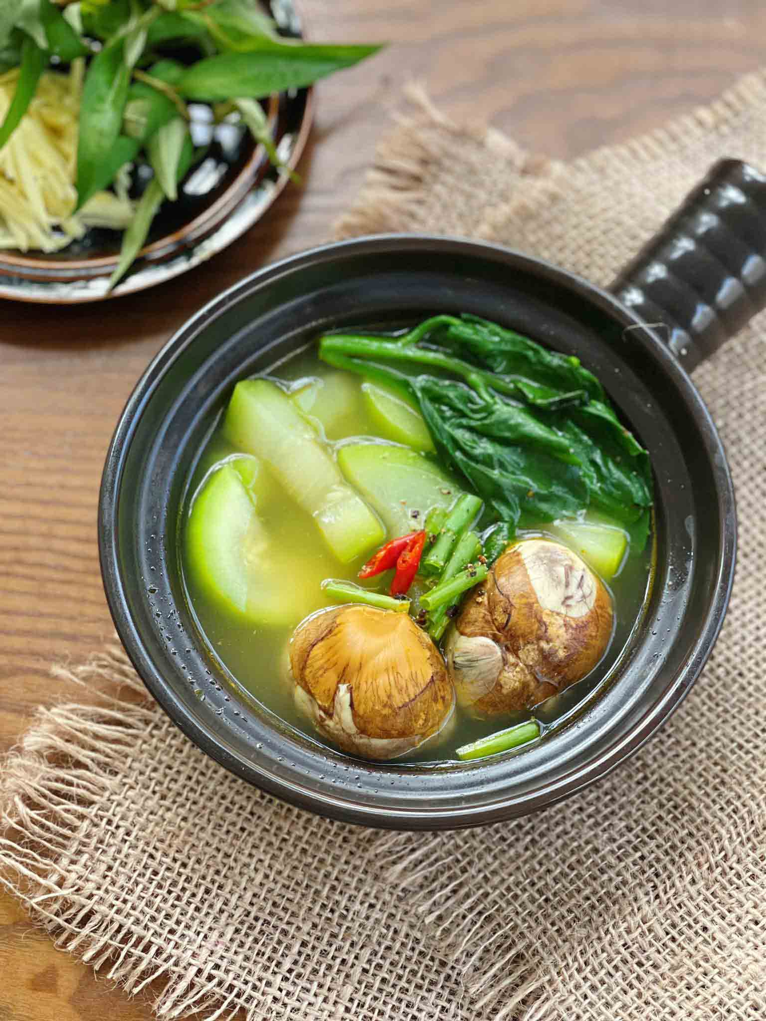 Thành phẩm món trứng vịt lộn om bầu mồng tơi