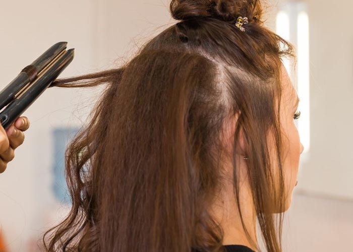 Cách làm tóc gợn sóng vô cùng quyến rũ bằng máy ép tóc