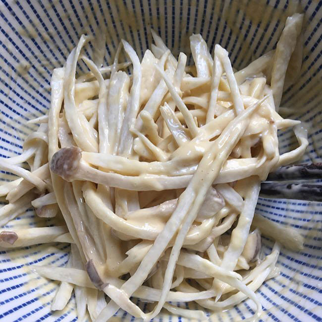 Nhúng nấm đùi gà vào bát bột trứng