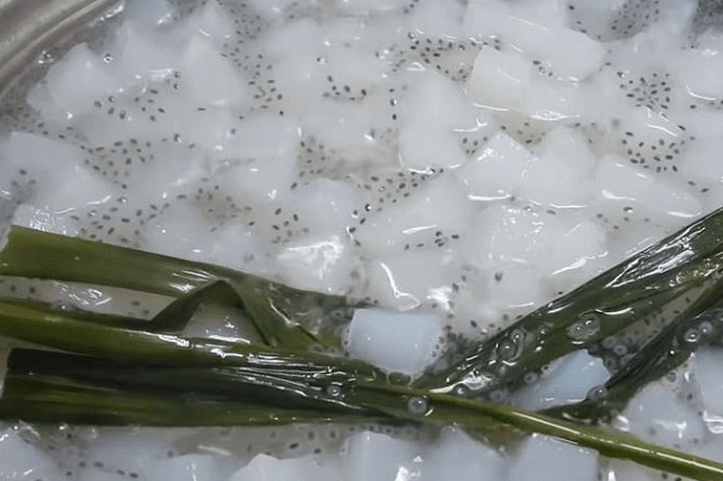 Nấu thạch dừa hạt chia