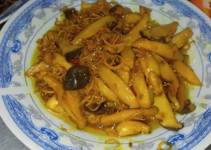 Thành phẩm món nấm đùi gà kho sả ớt