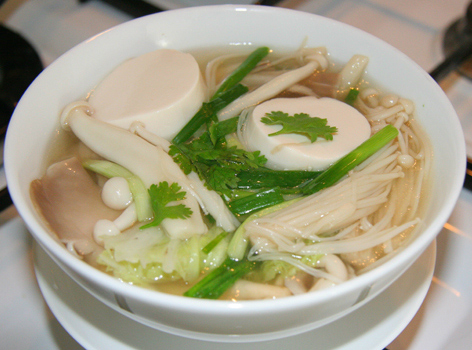 Thành phẩm món canh đậu hũ nấu nấm kim châm