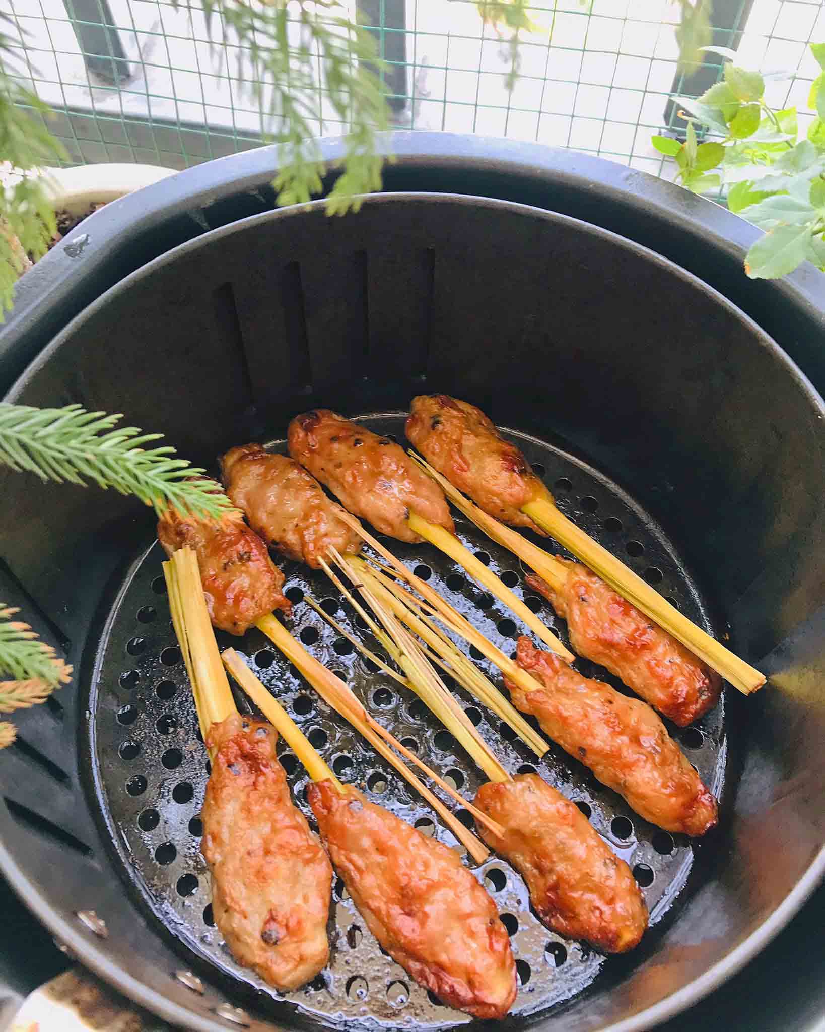 Nướng nem lụi bằng nồi chiên không dầu