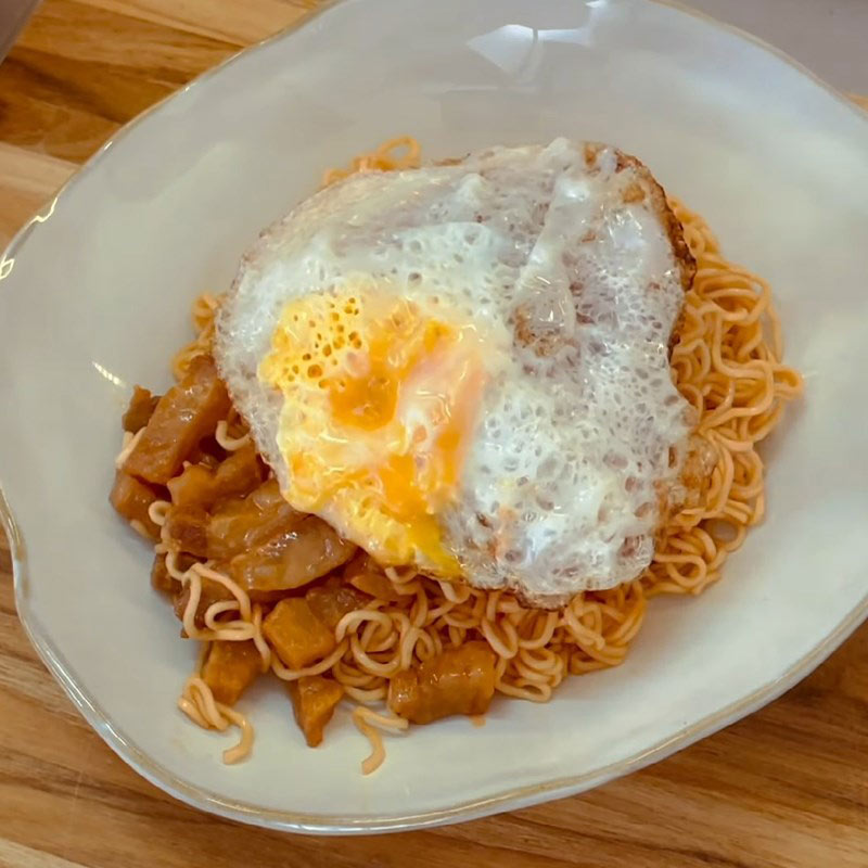 Thành phẩm nước sốt mì trộn bằng tương ớt