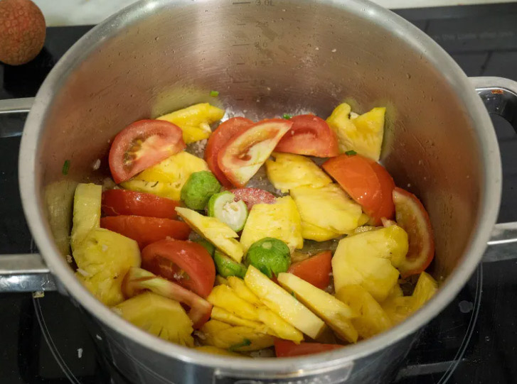 Nấu canh thịt băm giá đỗ dứa