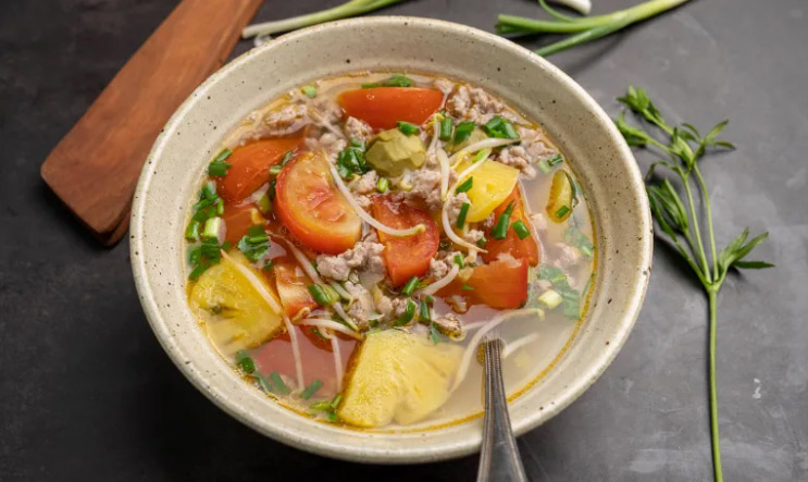 Thành phẩm món canh chua dứa thịt băm giá đỗ
