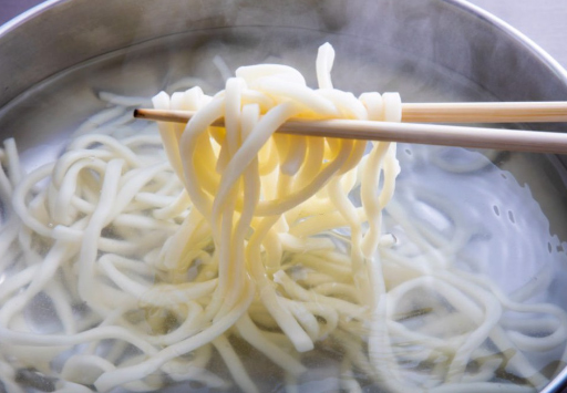 Luộc mì udon