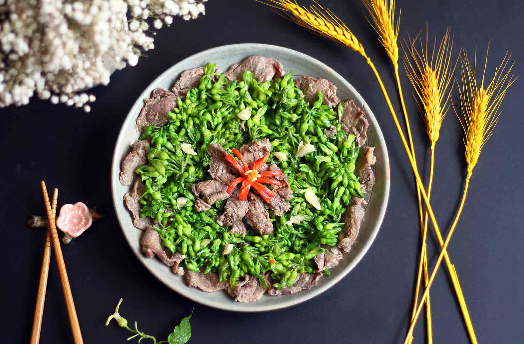 Thành phẩm món hoa thiên lý xào thịt bò