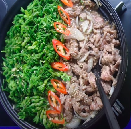 Thành phẩm món thịt bò xào hoa thiên lý hành tây