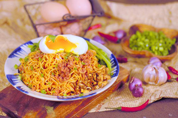 Cách làm mì trộn trứng lòng đào