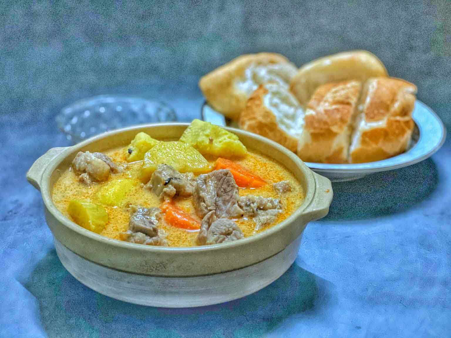 Thành phẩm món cà ri thịt heo chấm bánh mì