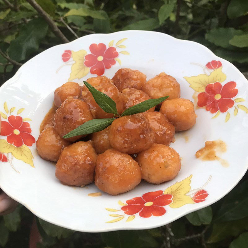 Thành phẩm món cá viên chiên sốt mắm tỏi