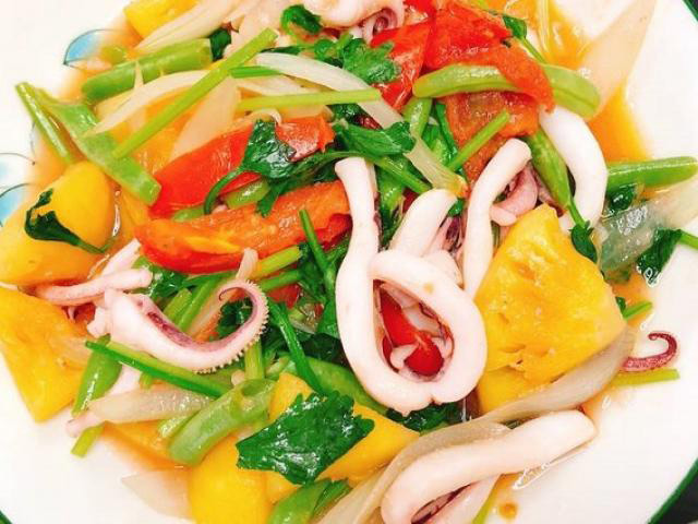 Thành phẩm món mực xào hành tây dứa