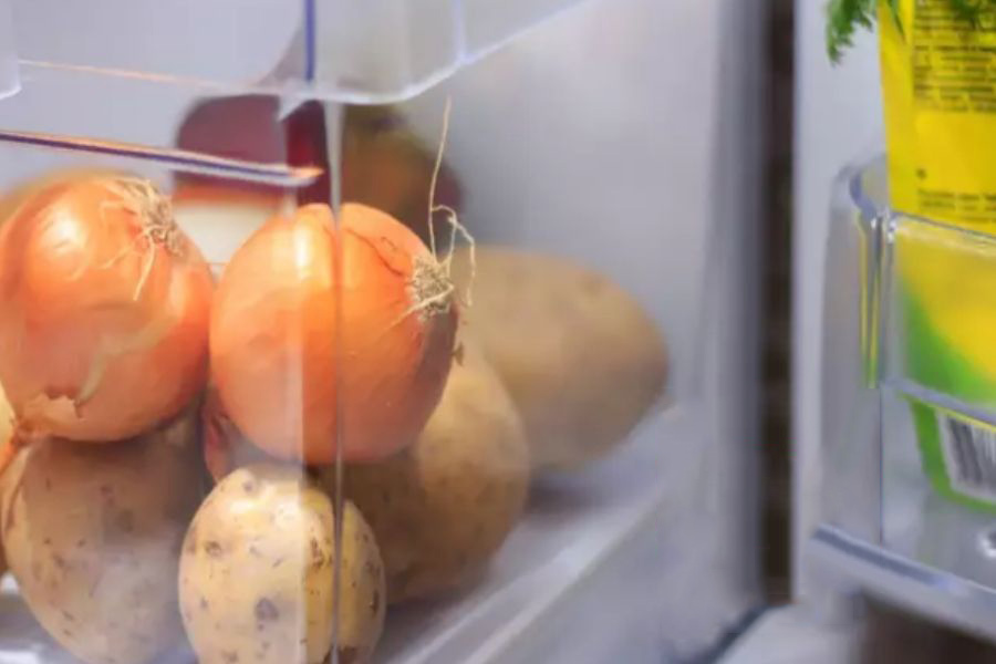 Cho hành tây vào tủ lạnh làm giảm độ hăng