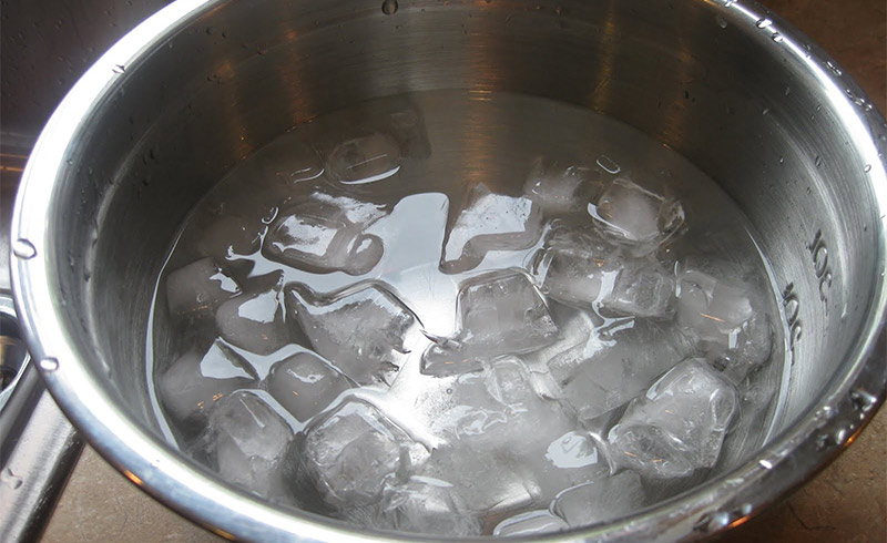 Cách làm hành tây hết hăng bằng cách ngâm đá