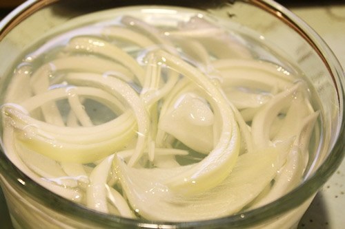Cách làm cho hành tây bớt hăng bằng chanh, giấm hoặc rượu