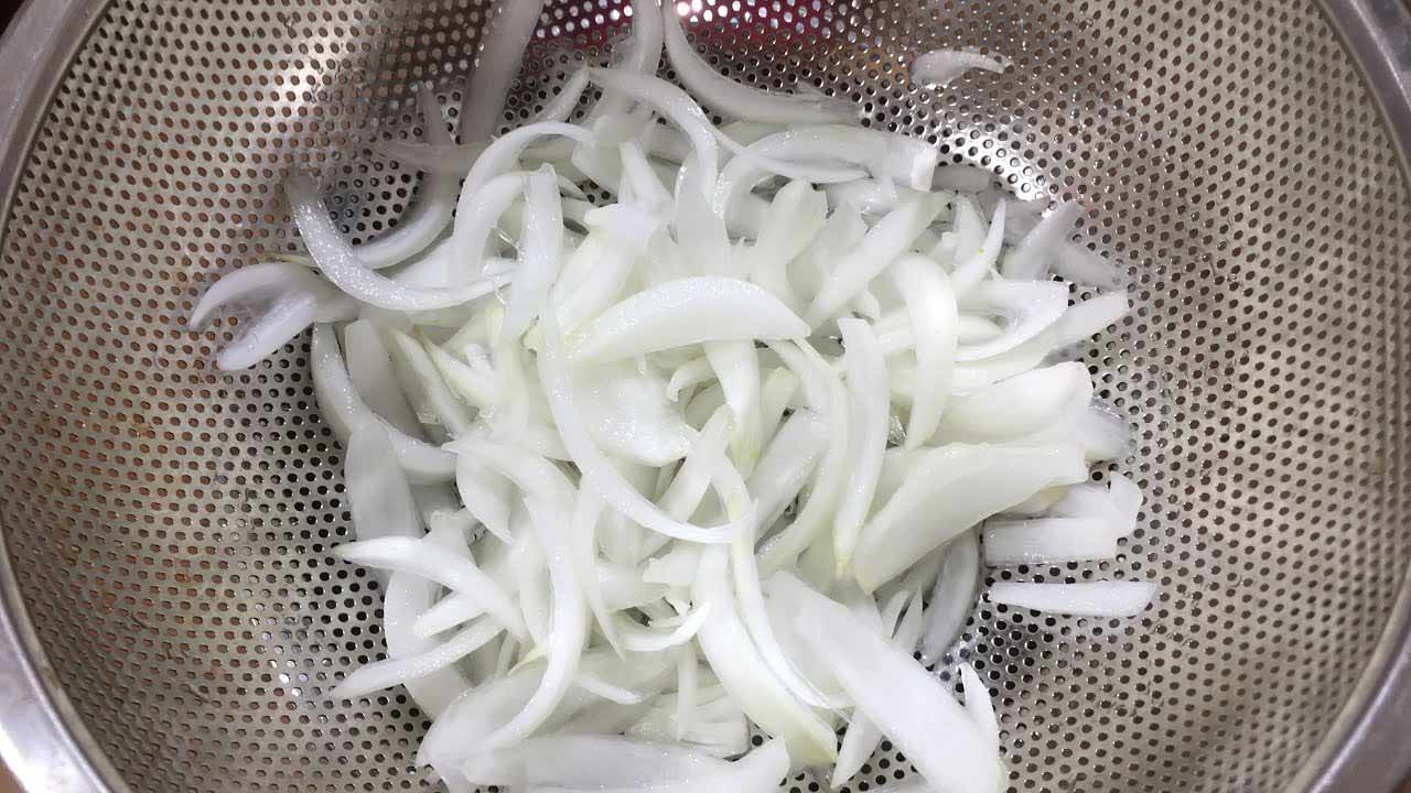 Cách làm hành tây bớt hăng và giòn bằng nước sôi