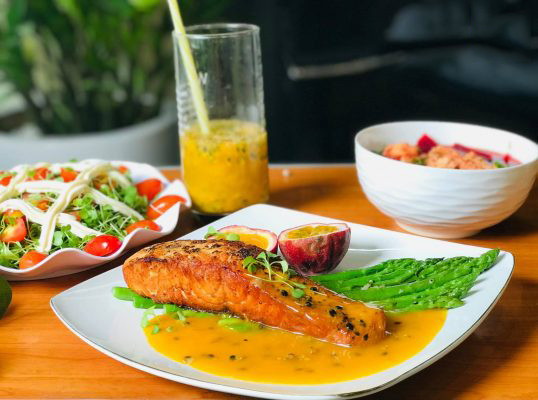 Thành phẩm món cá hồi sốt chanh dây măng tây