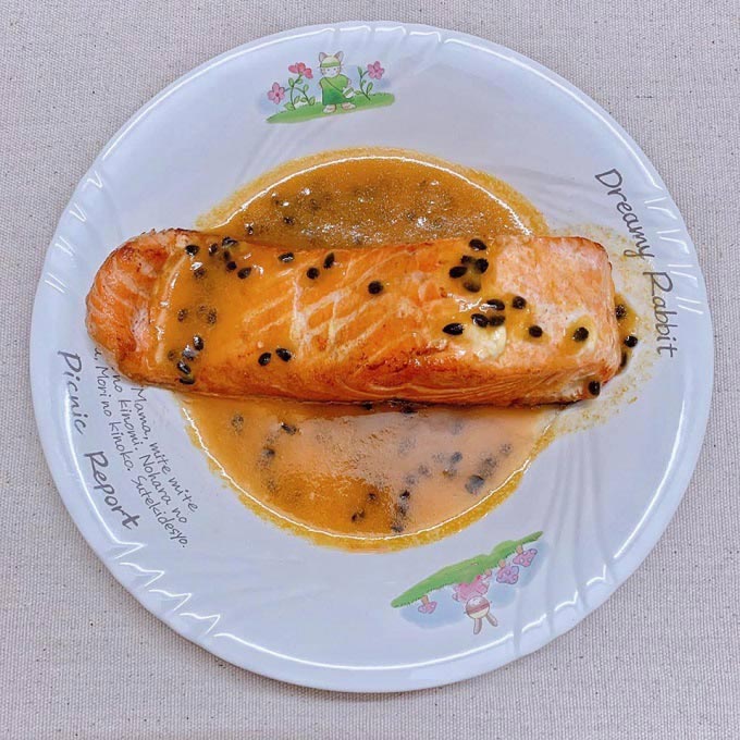 Thành phẩm món cá hồi sốt chanh dây