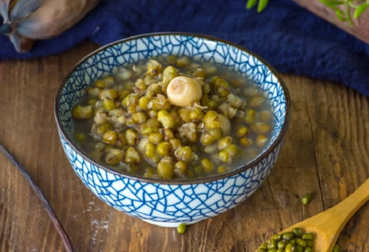 Thành phẩm món chè hạt sen đậu xanh đường phèn