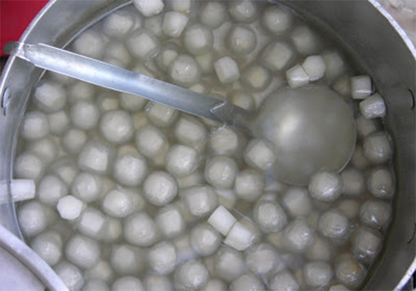 Nấu chè bột lọc nhân dừa