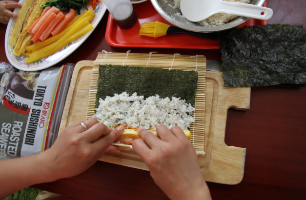 Làm kimbap cuộn