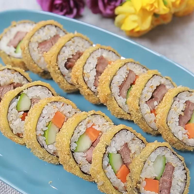 Thành phẩm món kimbap chiên bằng nồi chiên không dầu